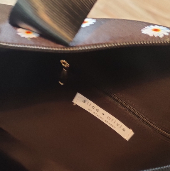 Alice and Olivia by Stacey Bendet duffle bag. - Picture 4 of 5